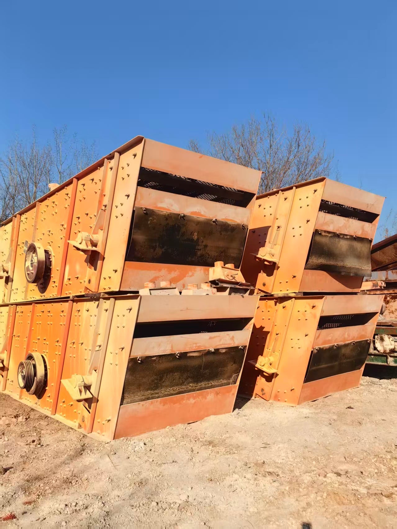 Heavy-Duty Vibrating Screens & Sifting Equipment