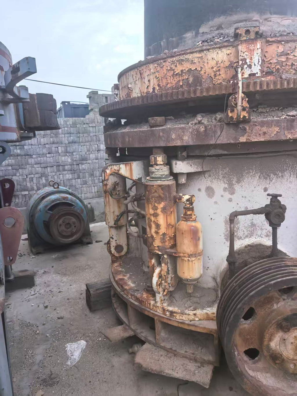 Budget-Friendly Used Multi-Cylinder 300 Hydraulic Cone Crusher | High-Capacity | Work-Ready