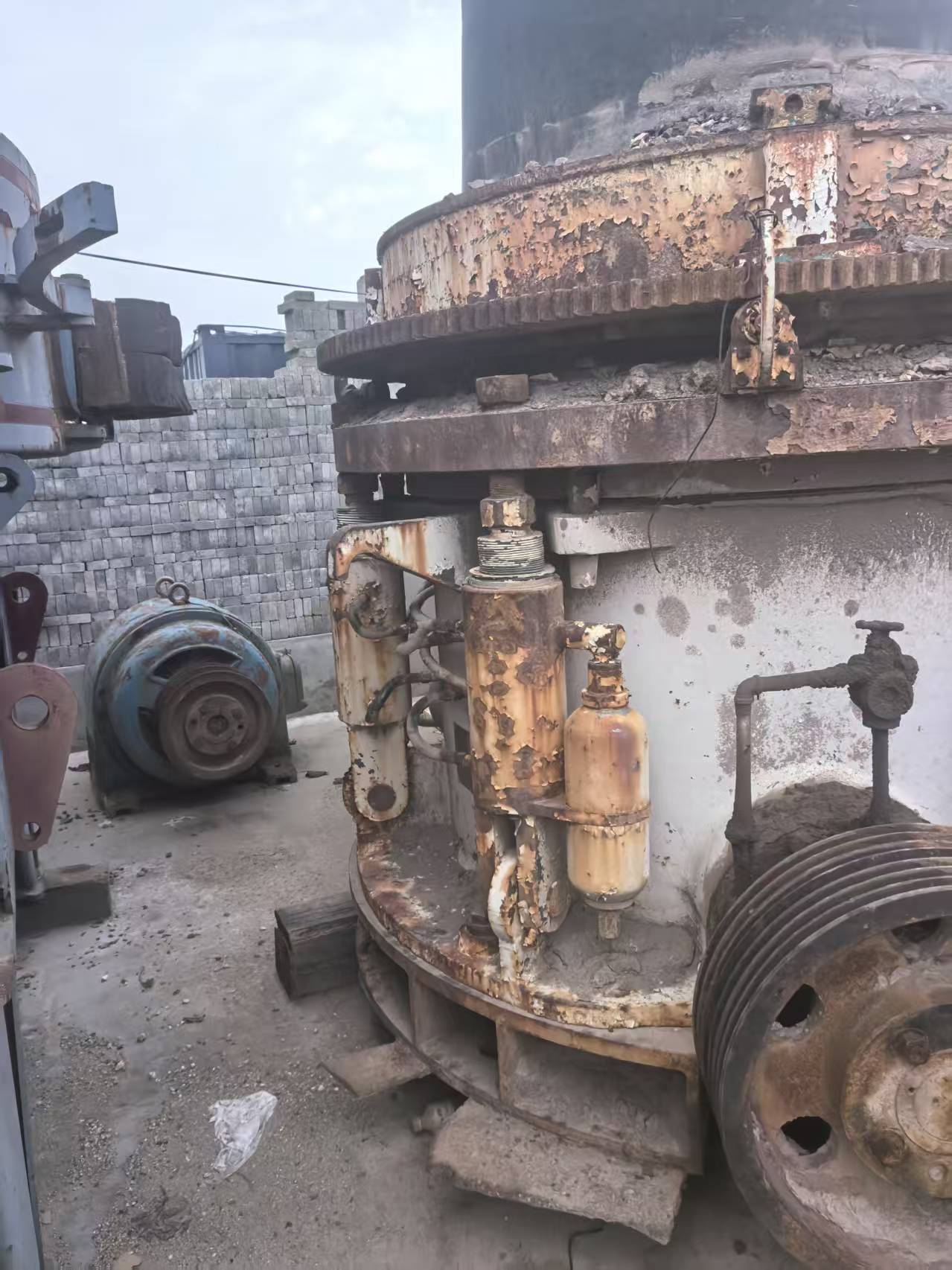 Budget-Friendly Used Multi-Cylinder 300 Hydraulic Cone Crusher | High-Capacity | Work-Ready