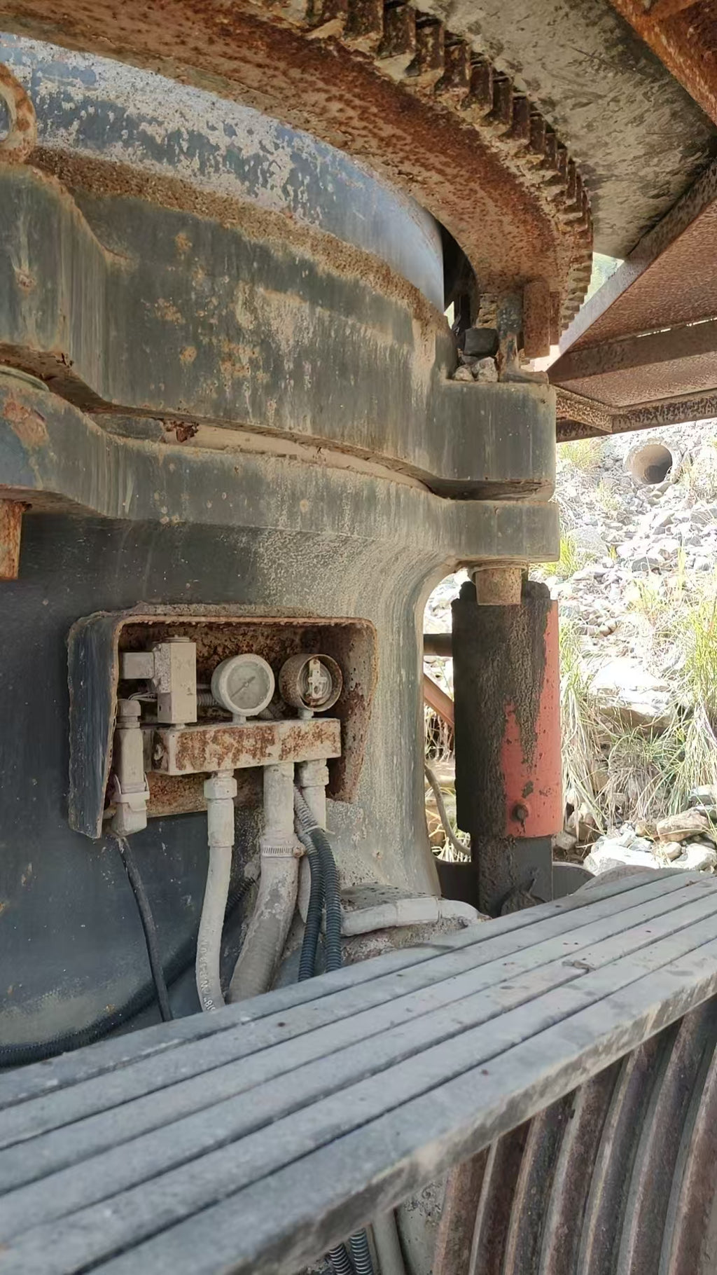 Used SBM HPT300 Multi-Cylinder Hydraulic Cone Crusher | Budget-Friendly | 220-250kW